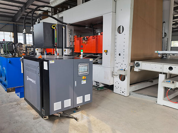 汽車內外飾生產(chǎn)，熱壓板成型油加熱器助您控溫