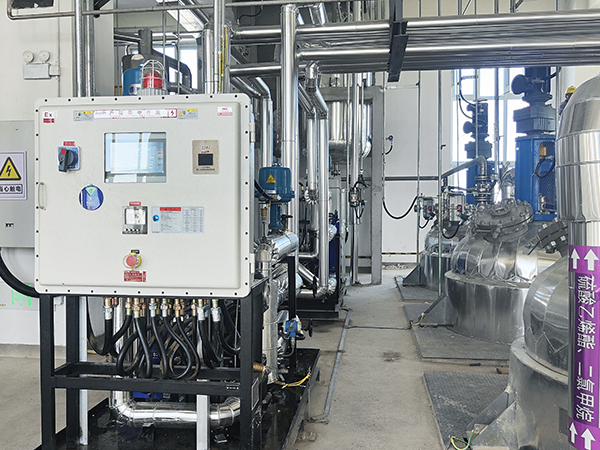 化工和制藥行業(yè)提高溫控精度，用導(dǎo)熱油TCU系統(tǒng)